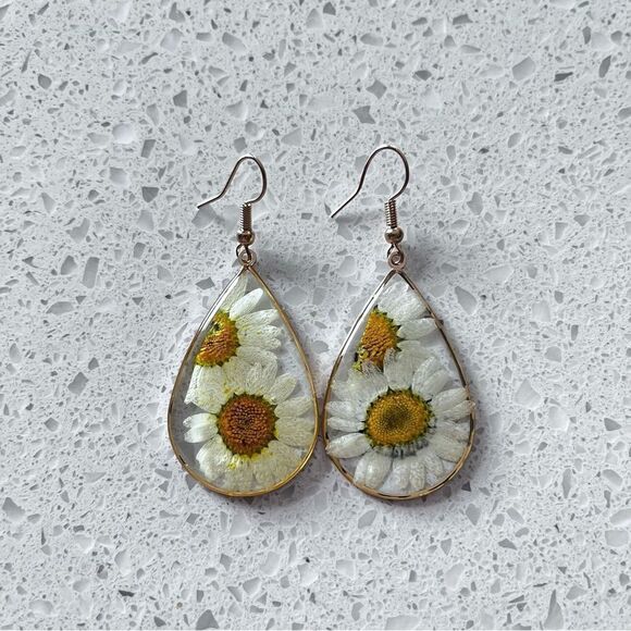Bohemian Real Dry Drop-Shaped White Flower Earrings - Picture 8 of 12